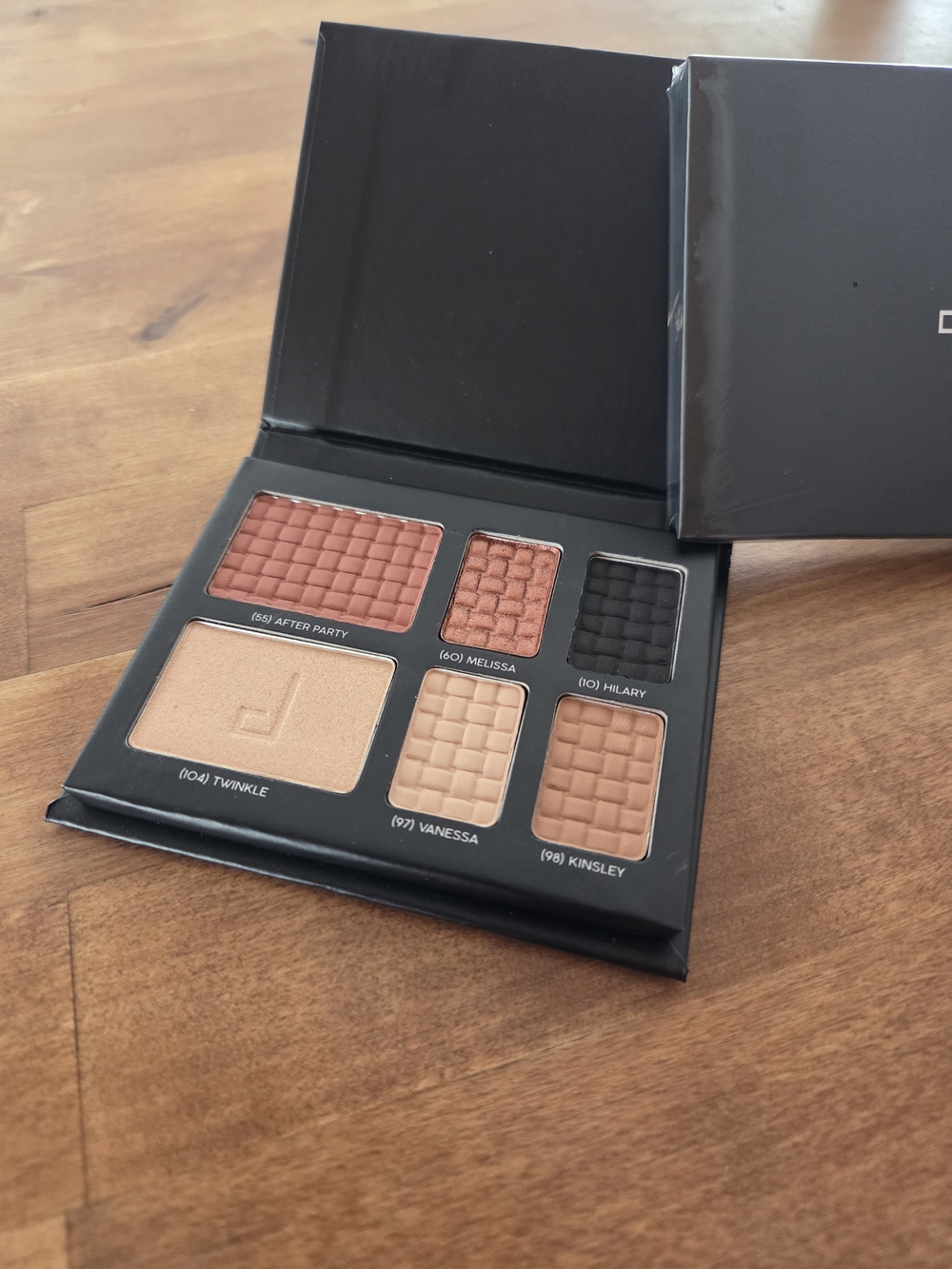 Doucce On The Go Palette - 4 Eyeshadows; 1 Highlighter; 1 Blush - SEALED Package